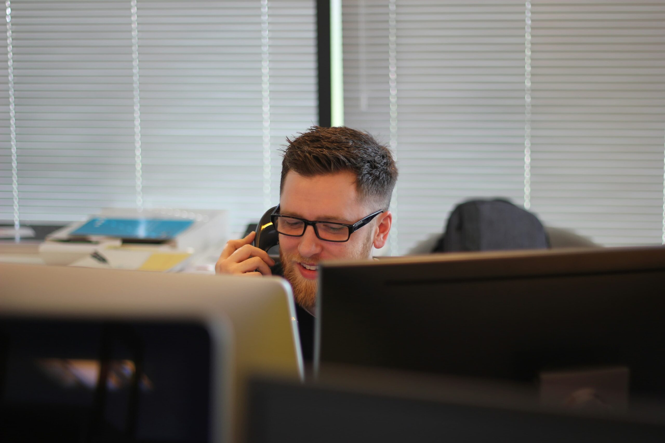 IT-Mitarbeiter am Telefon