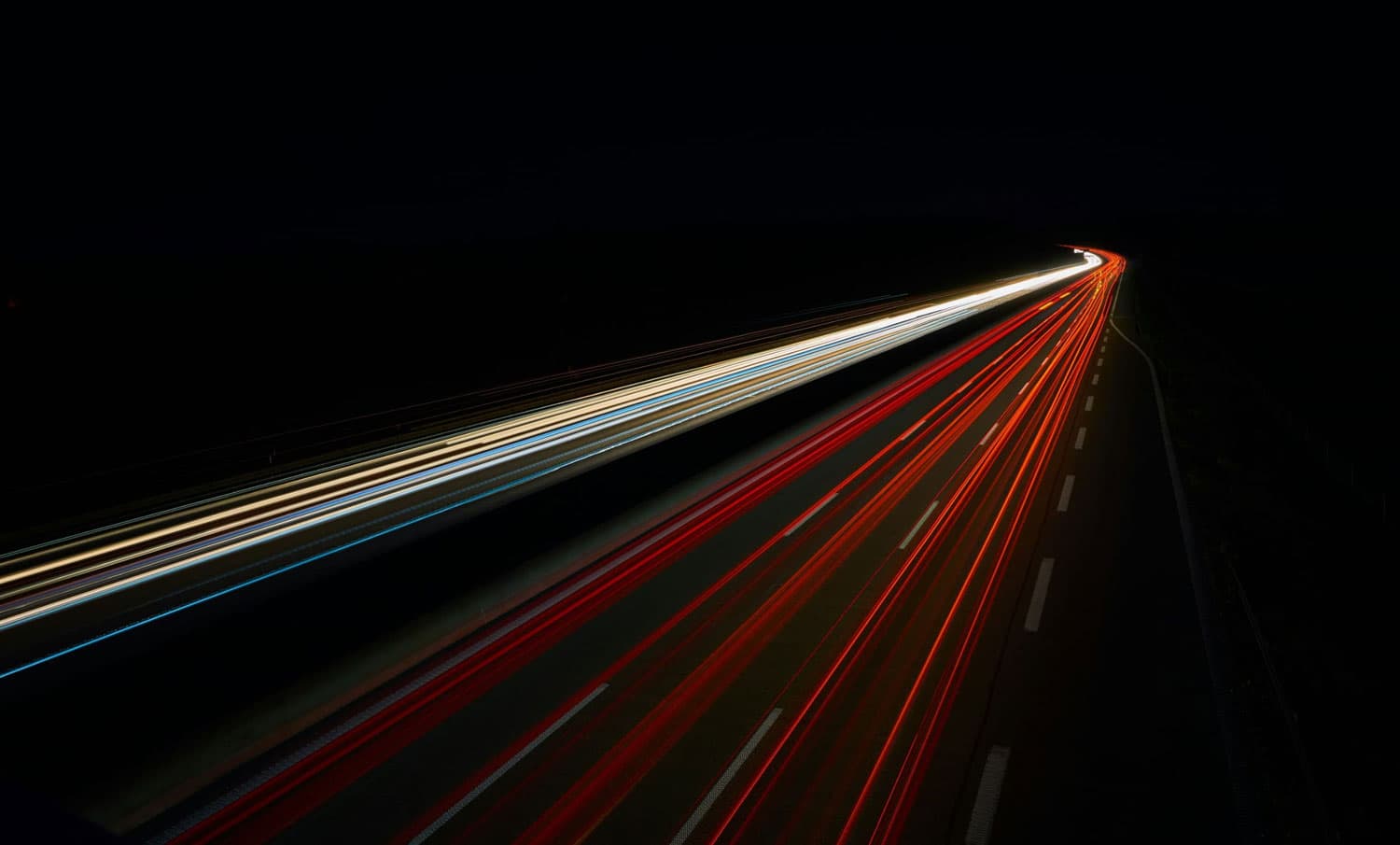 Eine Straße in der Nacht mit Lichtern