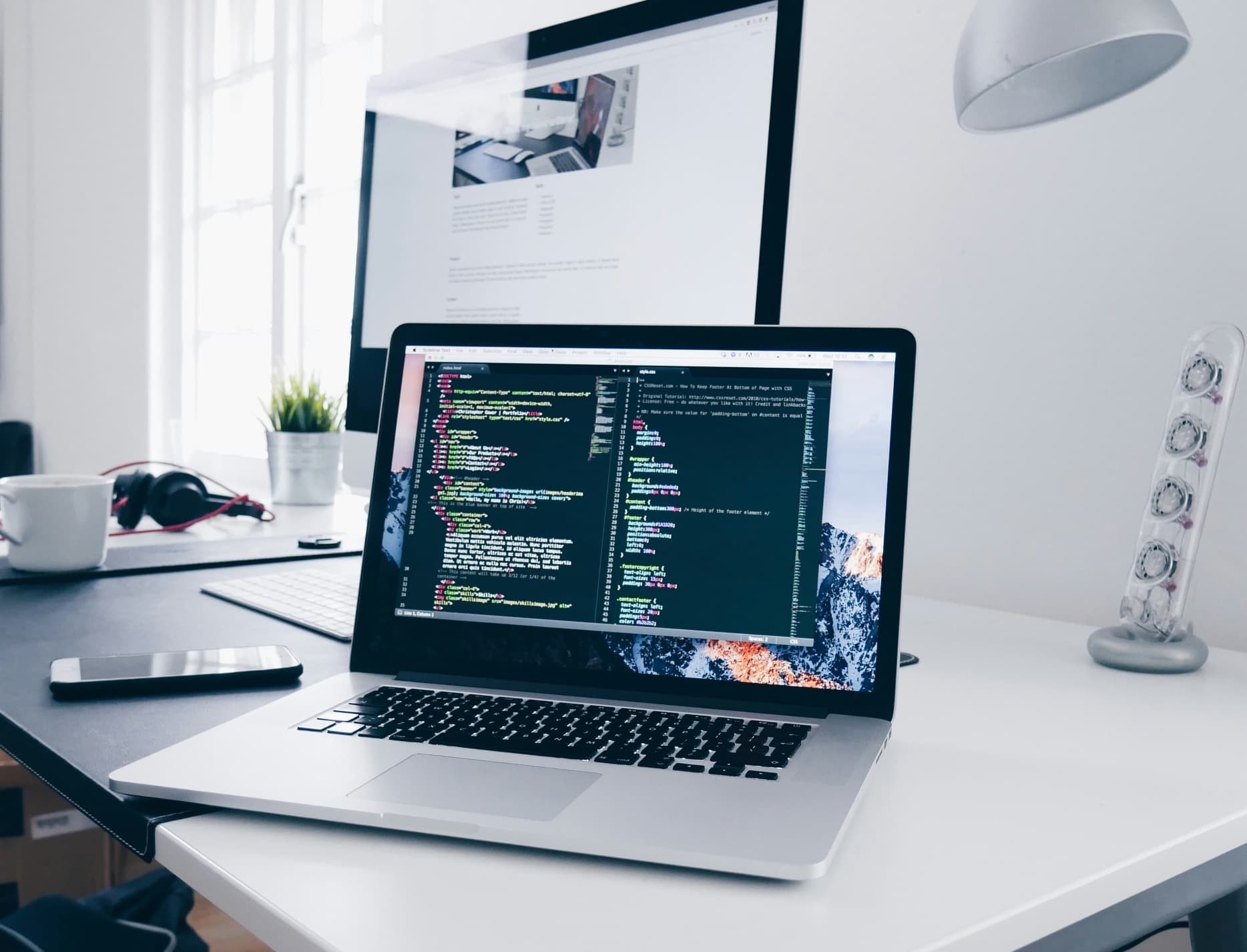 2 Bildschirme mit Code darauf