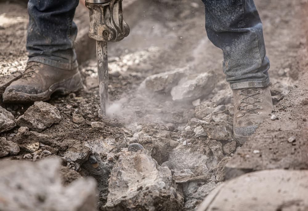 Stemmarbeiten am Boden für Glasfaser-Ausbau