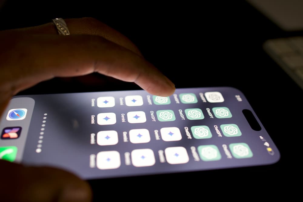 Smartphone mit ChatGPT Icon