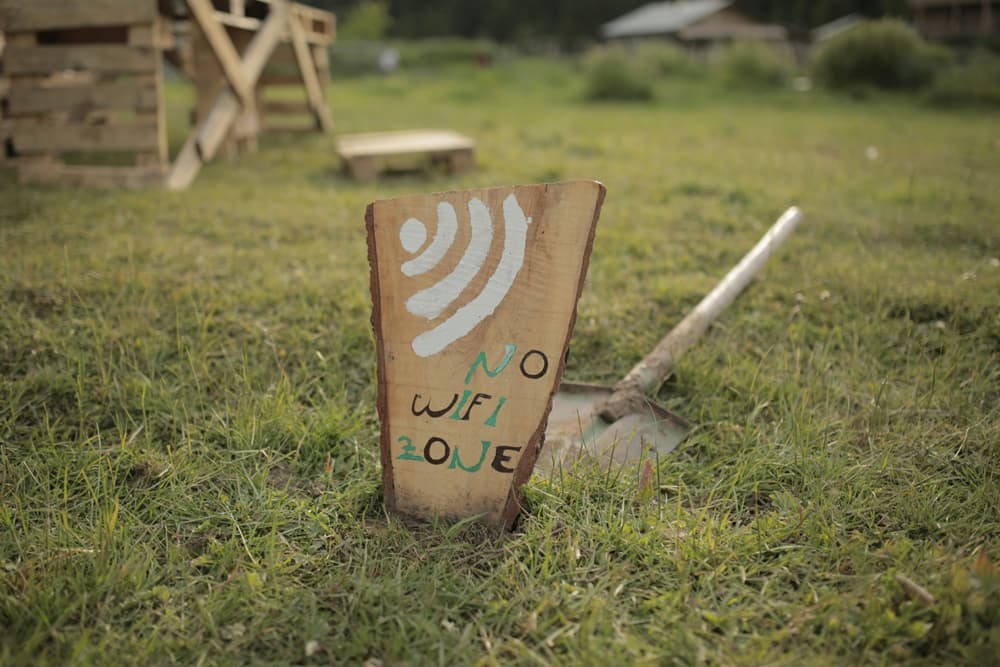 Wlan zeichen auf einem Holz, Internet sogar bis in den Garten