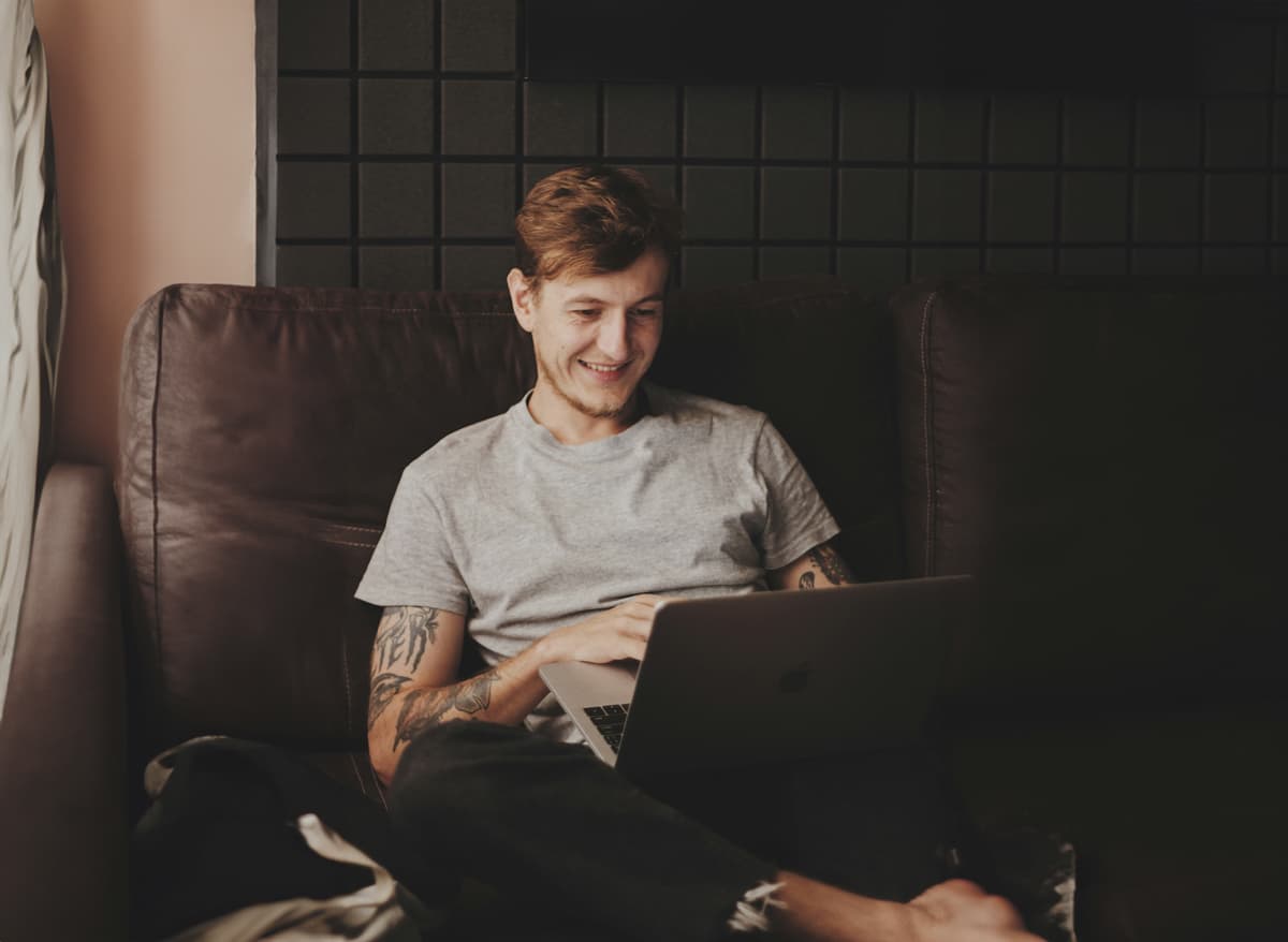 Bild von Jungen man am Laptop